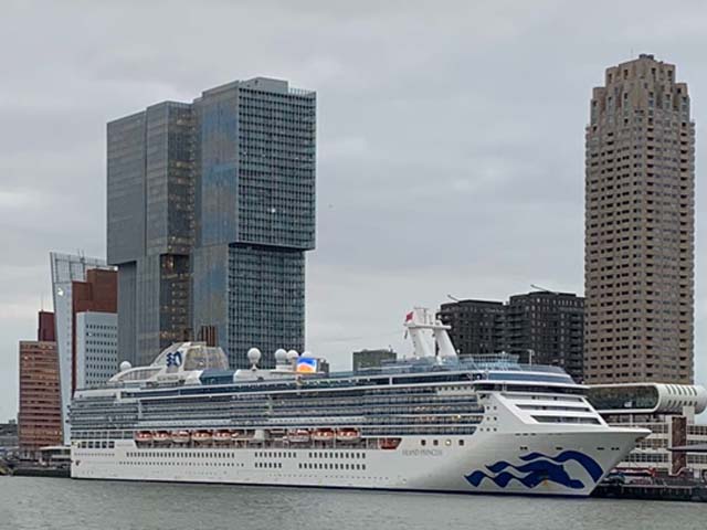 Island Princess aan de Cruise Terminal Rotterdam